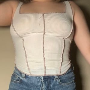 White tank with brown stitching🦷🐂

Size small💲

Good condition super cute